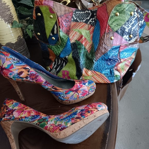 Handbags - Picture 9 of 13